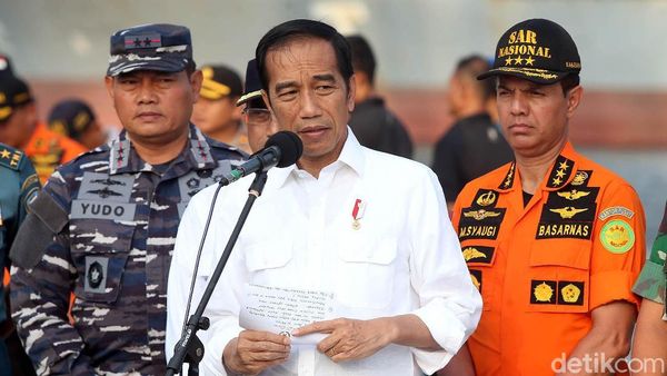 Jokowi Rapat dan Beri Arahan di Posko Evakuasi Lion Air
