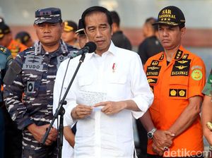Jokowi Rapat dan Beri Arahan di Posko Evakuasi Lion Air Jokowi Rapat dan Beri Arahan di Posko Evakuasi Lion Air