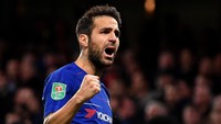 Nama besar lain di lini tengah adalah Cesc Fabregas. Gelandang Chelsea itu cuma jadi pelapis sejak Maurizio Sarri jadi manajer. Foto: Mike Hewitt/Getty Images
