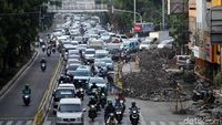 Proyek Galian Saluran Got di Mangga Besar Bikin Macet