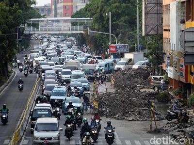 Proyek Galian Saluran Got di Mangga Besar Bikin Macet