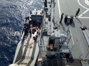 Roda Lion Air Diangkat dari Dasar Laut, Ini Penampakannya Roda Lion Air Diangkat dari Dasar Laut, Ini Penampakannya
