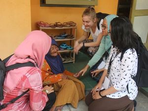 Mahasiswa Asing Kunjungi Balai Perlindungan Lansia DIY