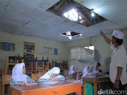 Memprihatinkan, Siswa Madrasah Pacet Bandung Belajar di Kelas Rusak