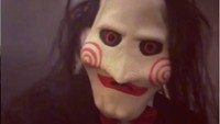 James Rodriguez memakai topeng jigsaw, lengkap dengan sepeda kecil yang dia naiki dalam video di akun Instagramnya (Instagram)