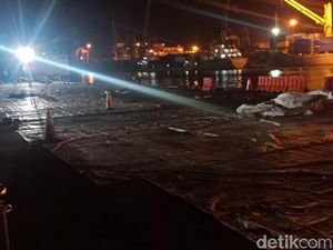 KNKT Angkut Seluruh Puing Lion Air dari JICT Tanjung Priok