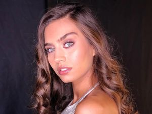 Adu Cantik WAGs Arsenal vs Liverpool