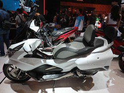 Honda PCX Rasa Gold Wing, Cocok Buat Touring