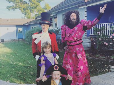 Gaya Keluarga Rayakan Halloween, dari Pink hingga Adam Levine