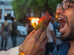 Siapa Berani Coba? Camilan Ini Dimakan Bersama Apinya