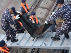 Penyelam Kopaska Temukan Bagian Mesin Lion Air PK-LQP