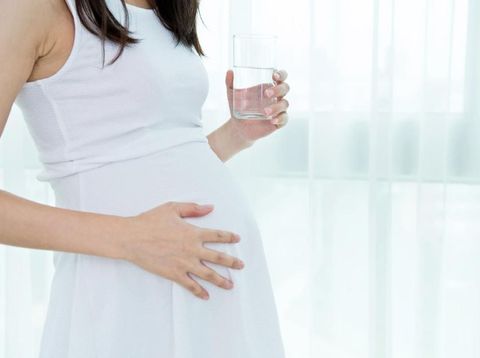 ilustrasi ibu hamil minum air putih