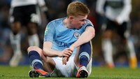 Gelandang Belgia itu pincang setelah pemain lawan, Timothy Fosu-Mensah mendarat di atas lututnya usai perebutan bola. City kini menanti kepastian kondisi De Bruyne usai menjalani pemeriksaan. Foto: Reuters