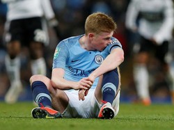 Gelandang Belgia itu pincang setelah pemain lawan, Timothy Fosu-Mensah mendarat di atas lututnya usai perebutan bola. City kini menanti kepastian kondisi De Bruyne usai menjalani pemeriksaan. Foto: Reuters