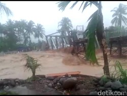 Padang Dilanda Banjir, Jembatan Beton Tumbang Disapu Air Bah