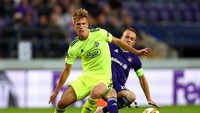 Kroasia tak berhenti melahirkan gelandang-gelandang muda berbakat. Ada lagi Dani Olmo, pemain 20 tahun yang memperkuat Dinamo Zagreb. Tapi, Olmo sudah memilih untuk membela timnas Spanyol U-21, tempatnya berkarier saat ini. (Dean Mouhtaropoulos/Getty Images)