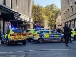 2 Staf Katering di Kantor Pusat Sony Music London Saling Tikam