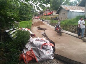 Tanah Bergerak di Sawahlunto: 16 Rumah Rusak, Jalan Retak 40 Meter