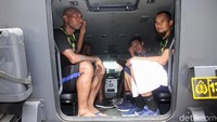 Ada dua baraccuda yang disiapkan panitia sebagai kendaraan keamanan mereka dari hotel ke stadion begitu pula untuk menuju hotel usai berlatih.