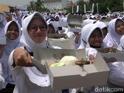 Santri Makan Ikan Bareng Menteri Susi di Probolinggo Raih Rekor MURI
