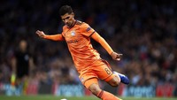Ini adalah gelandang muda milik Lyon Houssam Ouar yang tengah cemerlang namanya di Liga Prancis. Ouar jadi andalan di lini tengah bareng Nabil Fekir dan baru berusia 20 tahun. (Getty Images/Julian Finney)