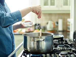 Dikritik Masakannya Kurang Garam, Wanita Ini Tega Bunuh Suaminya Sendiri Dikritik Masakannya Kurang Garam, Wanita Ini Tega Bunuh Suaminya Sendiri