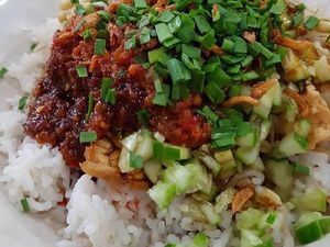 Hari Jumat Enaknya Jajan Nasi Lengko yang Murah Meriah