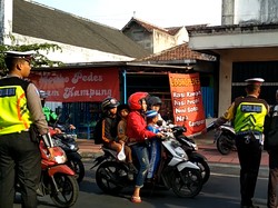 Video: Begini Jadinya Kalau Emak-emak Nekat Bonceng Tiga