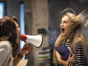 Banyak Bicara Menularkan Virus Corona? Ini Faktanya