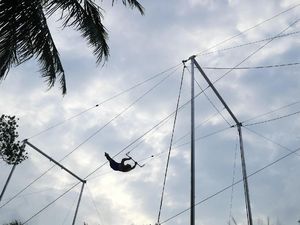 Menjajal Sensasi Berayun dari Ketinggian di Maldives Menjajal Sensasi Berayun dari Ketinggian di Maldives