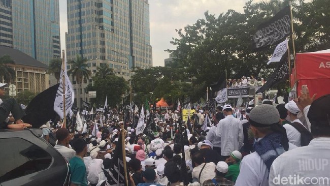 Di Aksi 211 Neno Ajak Massa Nyanyi Lagu Tauhid Ciptaan Rizieq