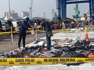 Cek Ada Tidaknya Bahan Peledak, Labfor Ambil Sampel Puing Lion Air