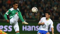 Gelandang serang Wolfsburg (kanan), Josip Brekalo, adalah calon bintang masa depan Timnas Kroasia. Brekalo baru berusia 20 tahun. (DAVID HECKER / DPA / AFP)
