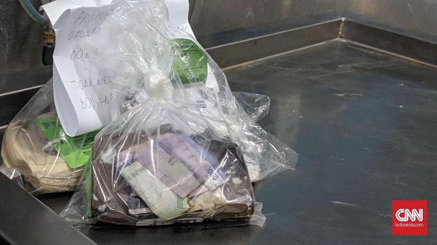 Sejumlah uang terbungkus dalam kantong plastik yang merupakan temuan dari lokasi evakuasi Lion Air JT610.