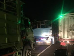 Ada Penyempitan di Tol Cikampek, Bandung Arah Jakarta Macet 52 Km! Ada Penyempitan di Tol Cikampek, Bandung Arah Jakarta Macet 52 Km!