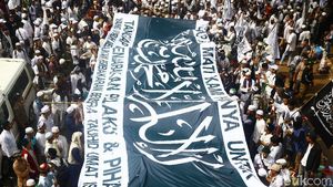 Bendera Tauhid Berkibar dan Dibentangkan di Aksi 211