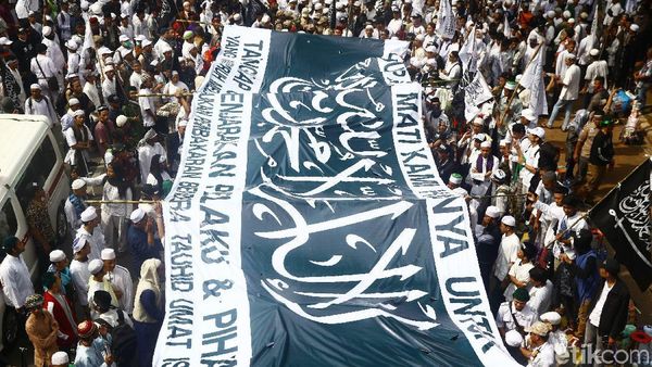 Bendera Tauhid Berkibar dan Dibentangkan di Aksi 211