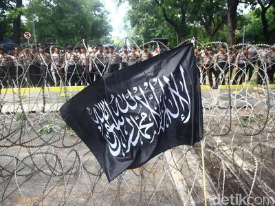 Kawal Massa Aksi 211, Pagar Berduri Dibentangkan