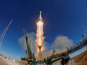 Keren! Peluncuran Roket Soyuz Dilihat dari Luar Angkasa Keren! Peluncuran Roket Soyuz Dilihat dari Luar Angkasa