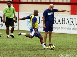 Persib Alihkan Fokus Tantang Persela