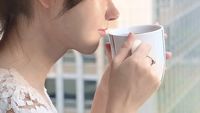 Pose Kulineran Thalasya, Wanita Mirip Boneka yang Doyan Ngopi dan Jajan Rujak