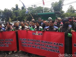 Ojol Bandung Demo ke Kantor Gojek Keluhkan Fake GPS