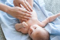Yuk, Simak Saran Dokter Sebelum Memijat Bayi