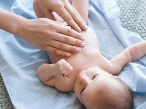 Manfaat Ekspresi Wajah Bunda Saat Memijat Bayi Manfaat Ekspresi Wajah Bunda Saat Memijat Bayi