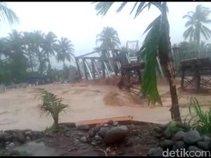 Video: Banjir Terjang 6 Kecamatan di Padang