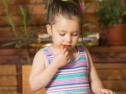 4 Aturan Penting Saat Beri Balita Daging, Ayam, dan Ikan