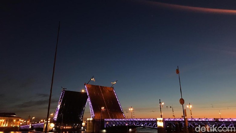 Jembatan Terbelah di St Petersburg (Elizabeth Elza Astari/detikTravel)