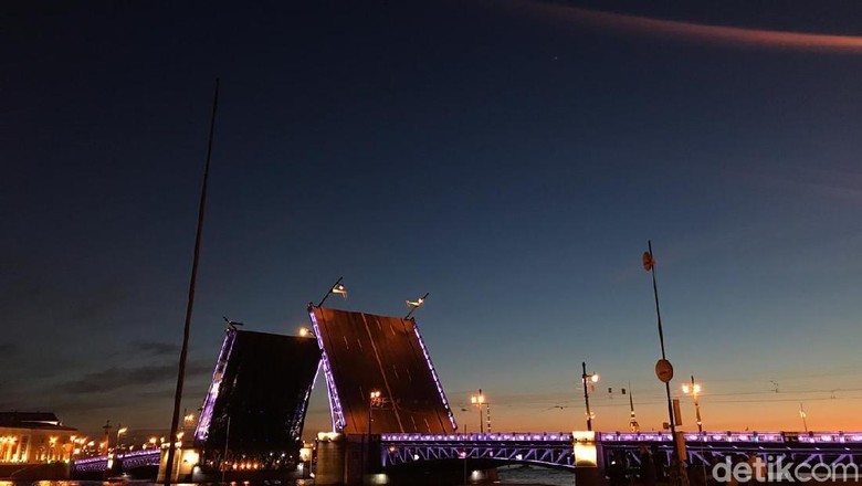 Jembatan Terbelah di St Petersburg (Elizabeth Elza Astari/detikTravel) Jembatan Terbelah di St Petersburg (Elizabeth Elza Astari/detikTravel)