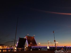 Melihat Indahnya Jembatan Terbelah di St Petersburg, Rusia