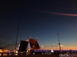 Melihat Indahnya Jembatan Terbelah di St Petersburg, Rusia